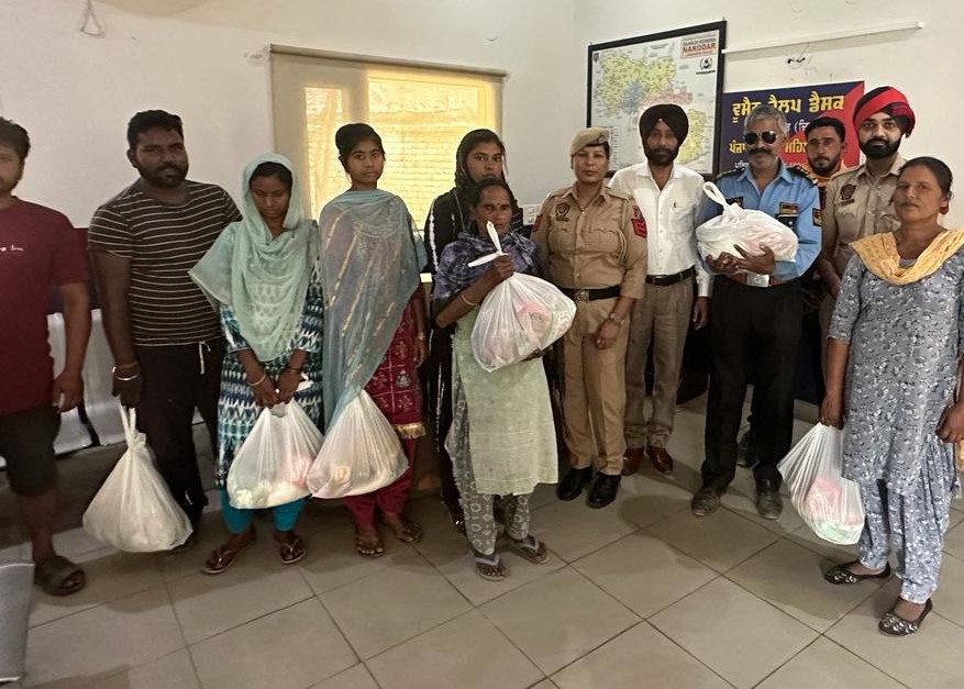 Nakodar police Saanjh Kendra distributes ration.