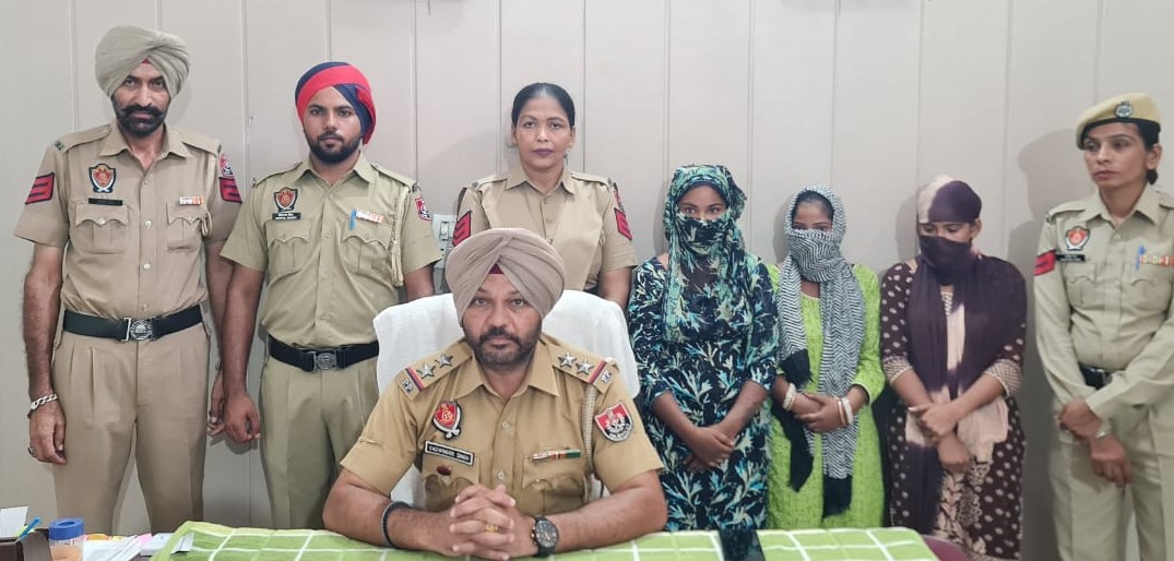 Three female gangsters arrested for extortion.