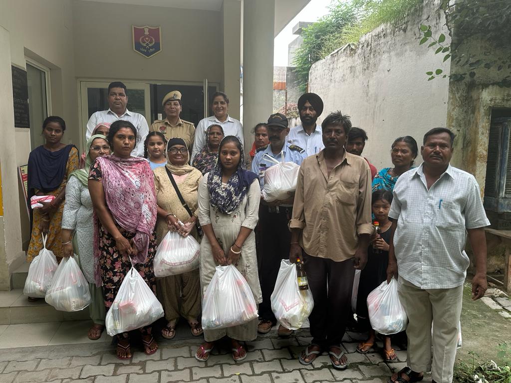 Nakodar police Saanjh Kendra distributes ration.