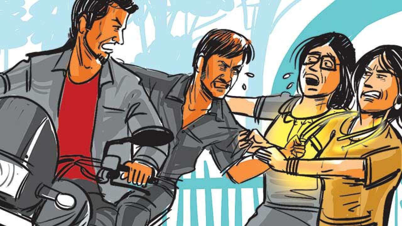 Three snatch woman’s earrings, case registered.