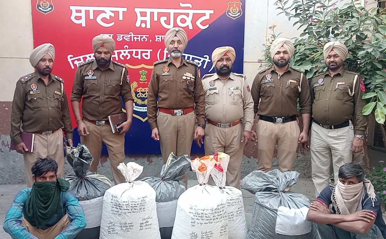 Smuggling poppy husk; truck driver, cleaner arrested with 105 kg contraband