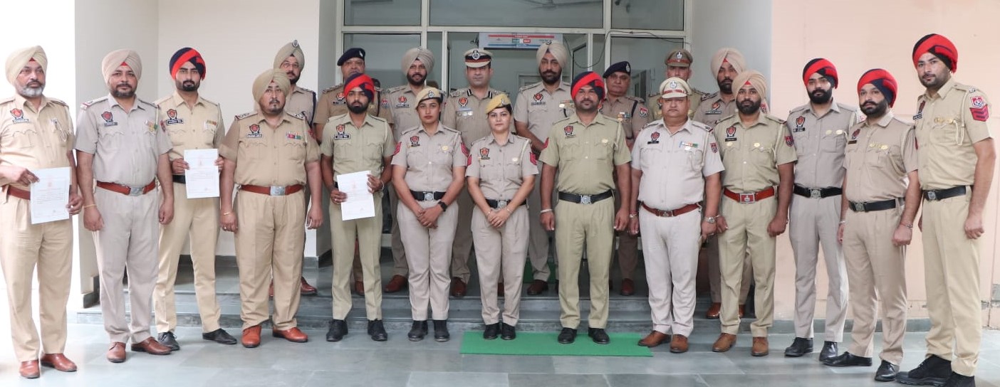 DIG honours Nakodar Sadar ,Goraya police officers,  employees for good work.