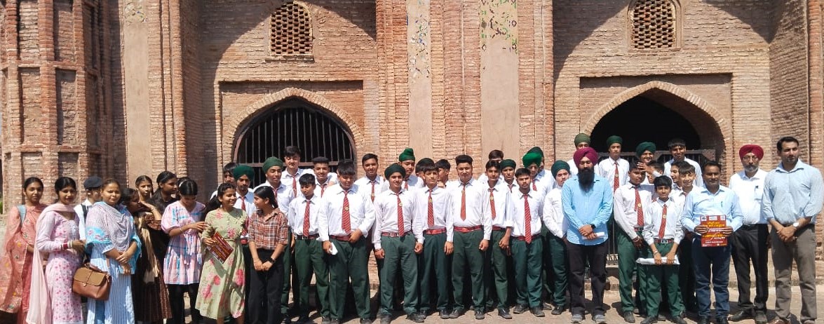 -On  second day of the Heritage Walk, 500 first-time voters visited “Dakhini Serai”