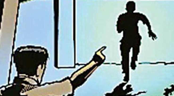 Undertrial escapes from police custody from court complex