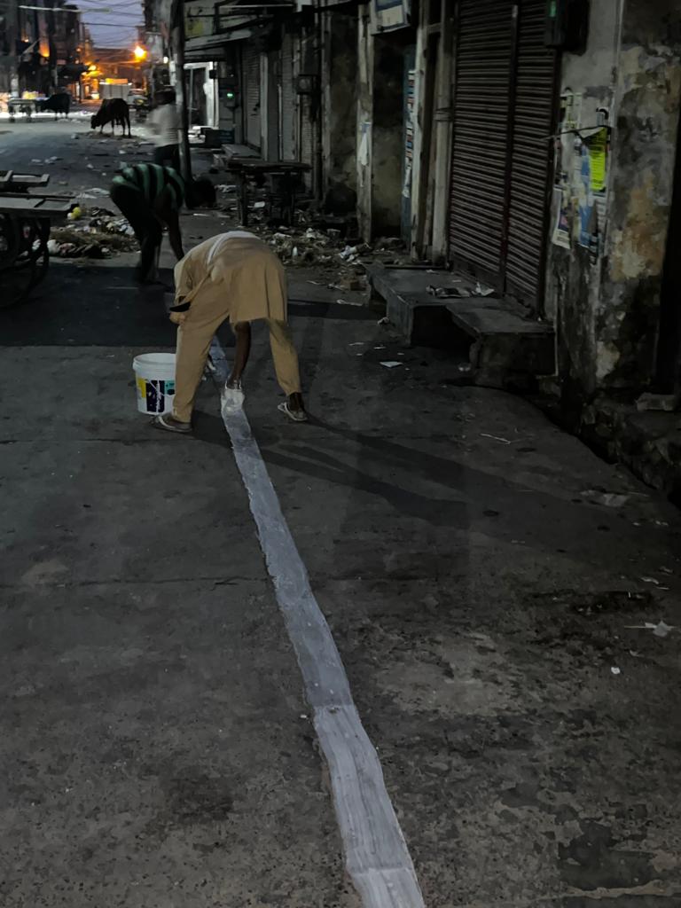 Chamber of commerce and G0od morning club draw yellow line to unclog the town from  traffic problem