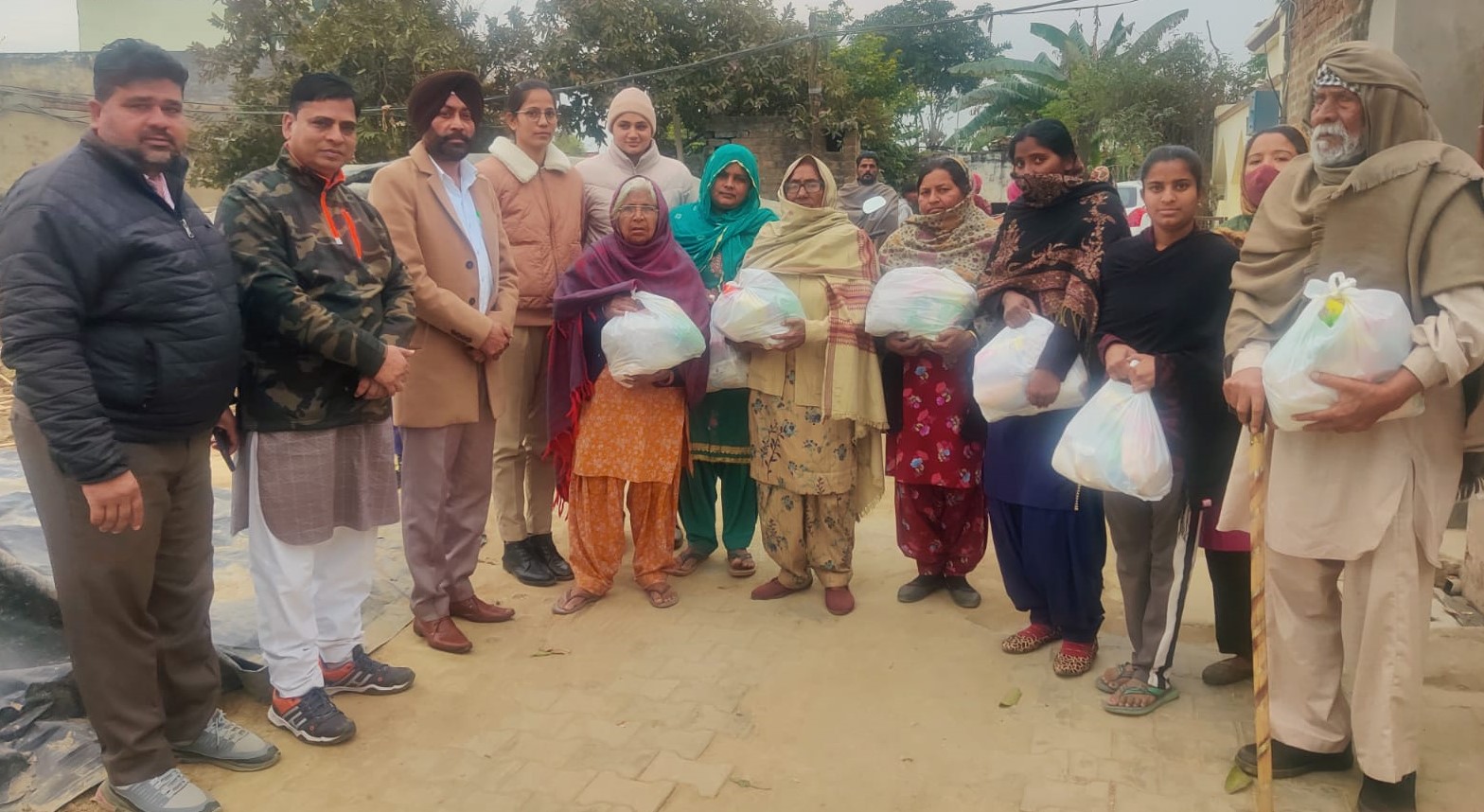 Nakodar police Saanjh Kendra distributes ration.