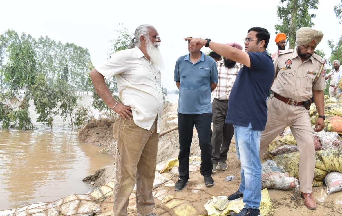 Work in full swing to plug breach at Dhakka Basti;DC reviews operations