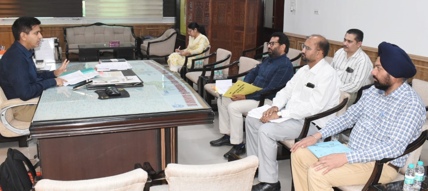 DC asks officials to remain in field to check wheat straw burning,  appeal to farmers not to burn crop residues 