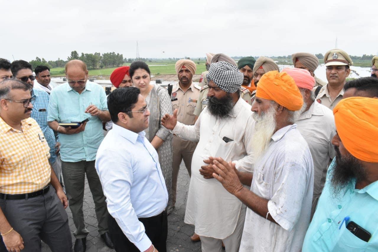 DC orders vacation of 50 villages along Sutlej in Shahkot