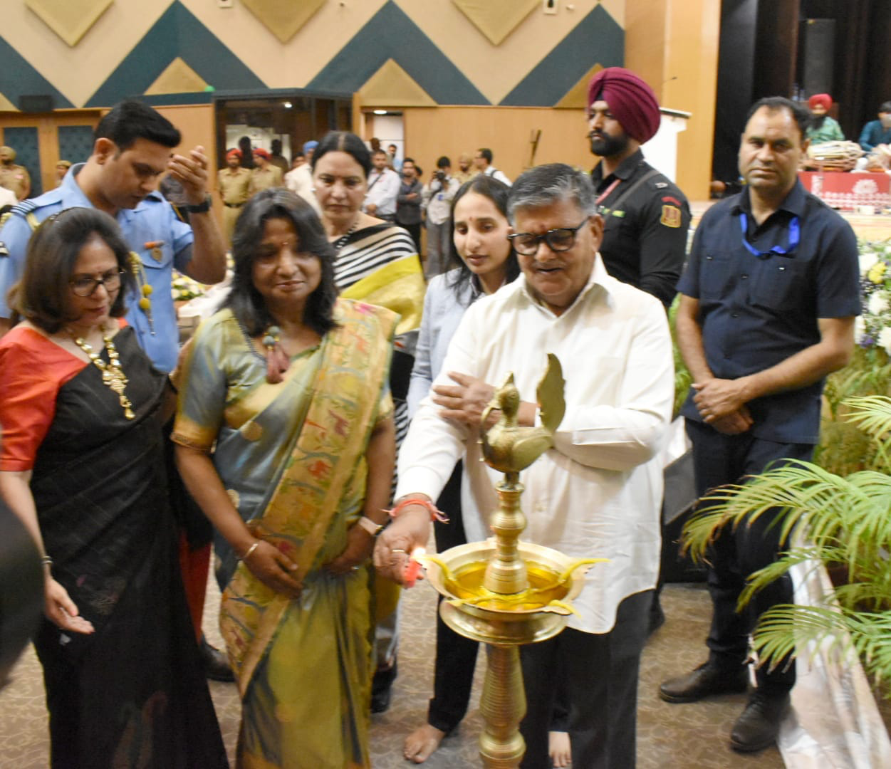 Governor encourages students to work with dedication to achieve success