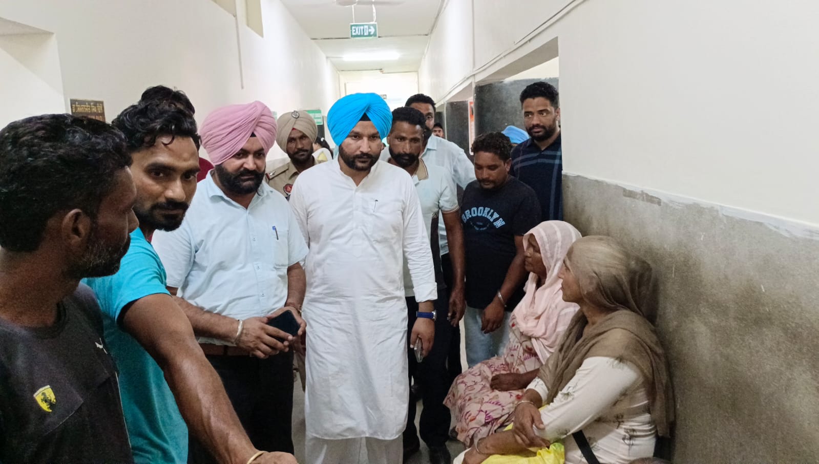 Trolley overturned, 55 NREGA workers injured,AAP team rushes to hospital