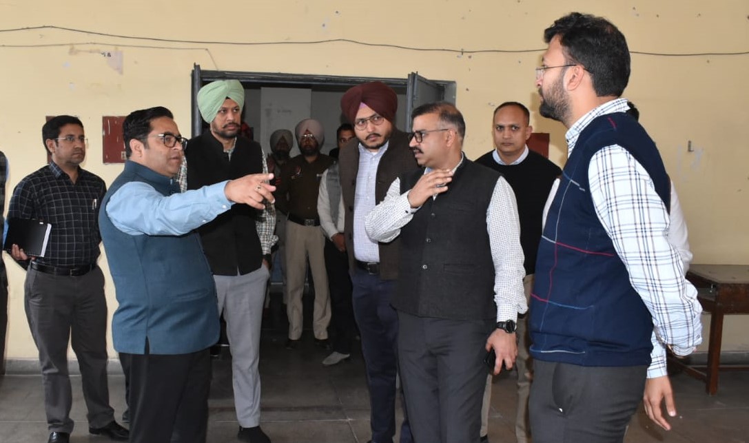 Lok Sabha Elections- Deputy Commissioner visits strong room and counting centres