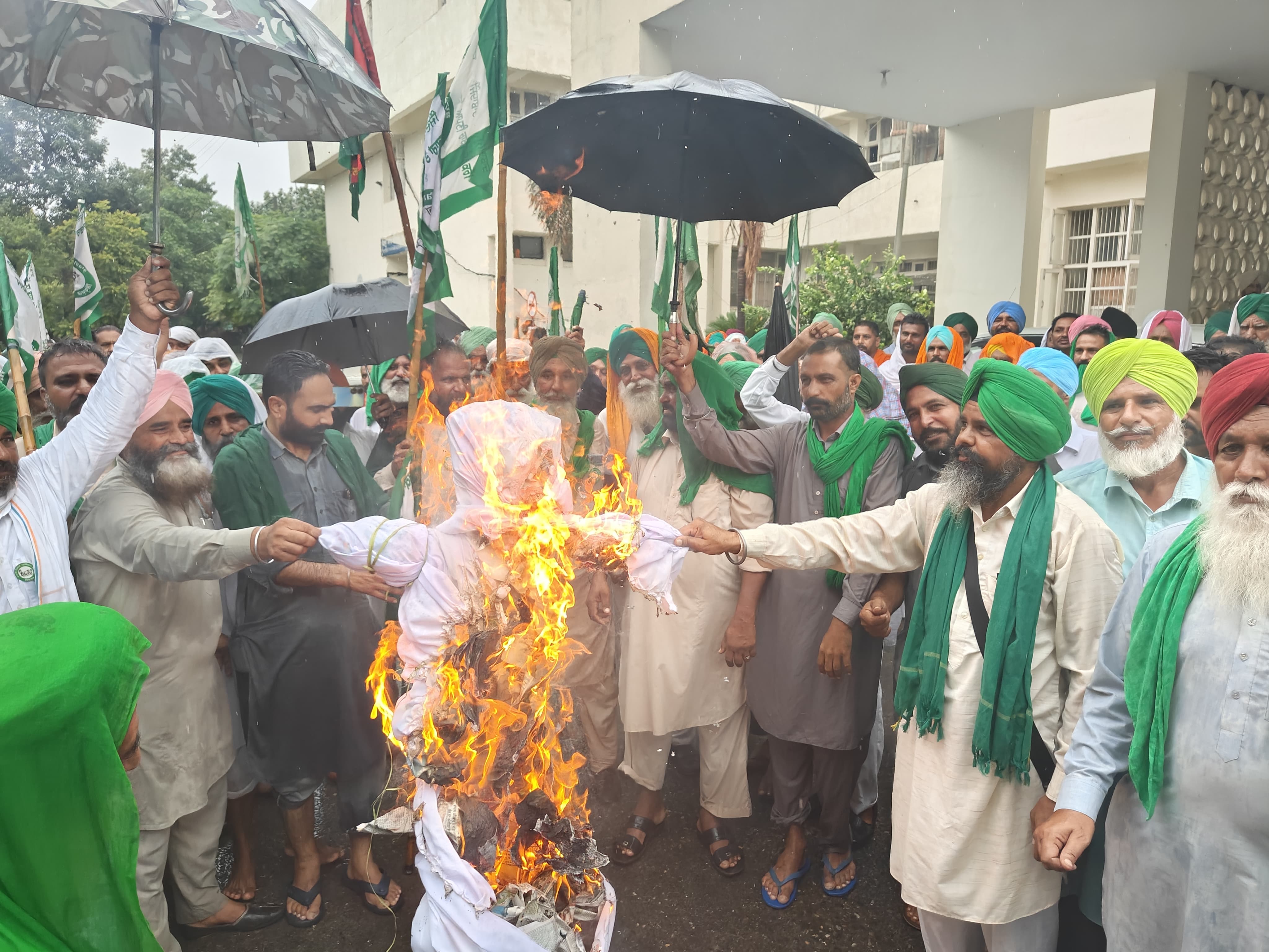 Farmers burn effigies to protest against Haryana Government
