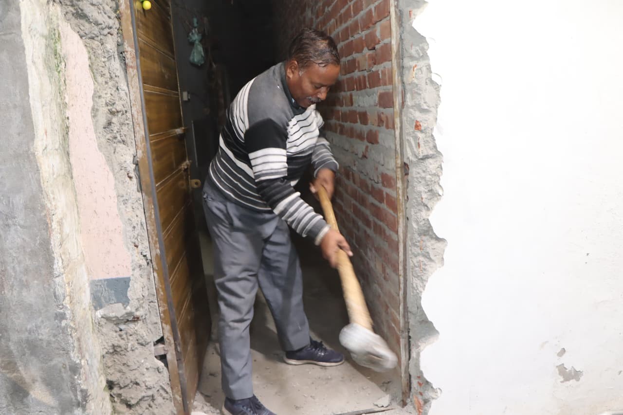 Illegal property of notorious drug peddler demolished in Mochiya Mohalla, Jalandhar