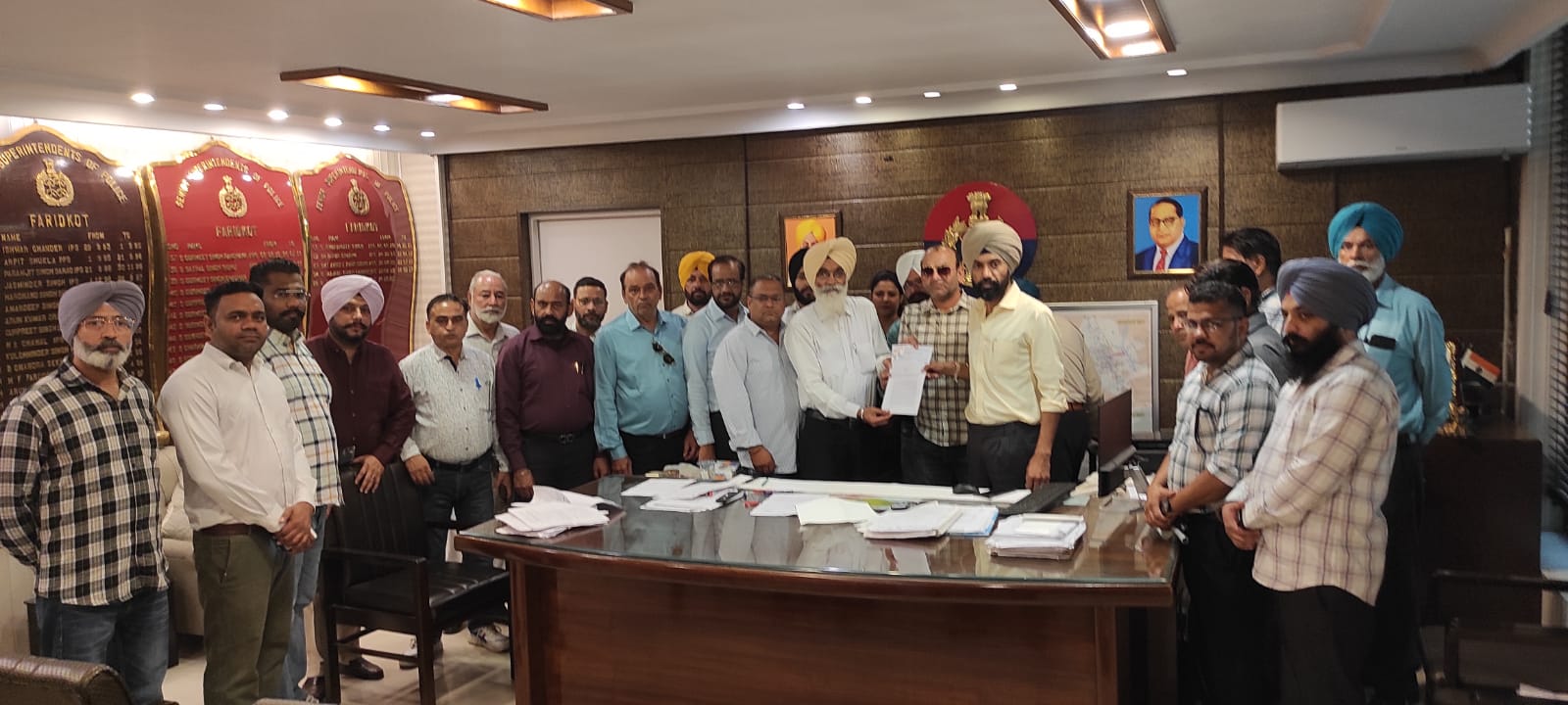 Delegation of reporters meets SSP Faridkot,vernacular scribe alleges blackmailing,harassment 