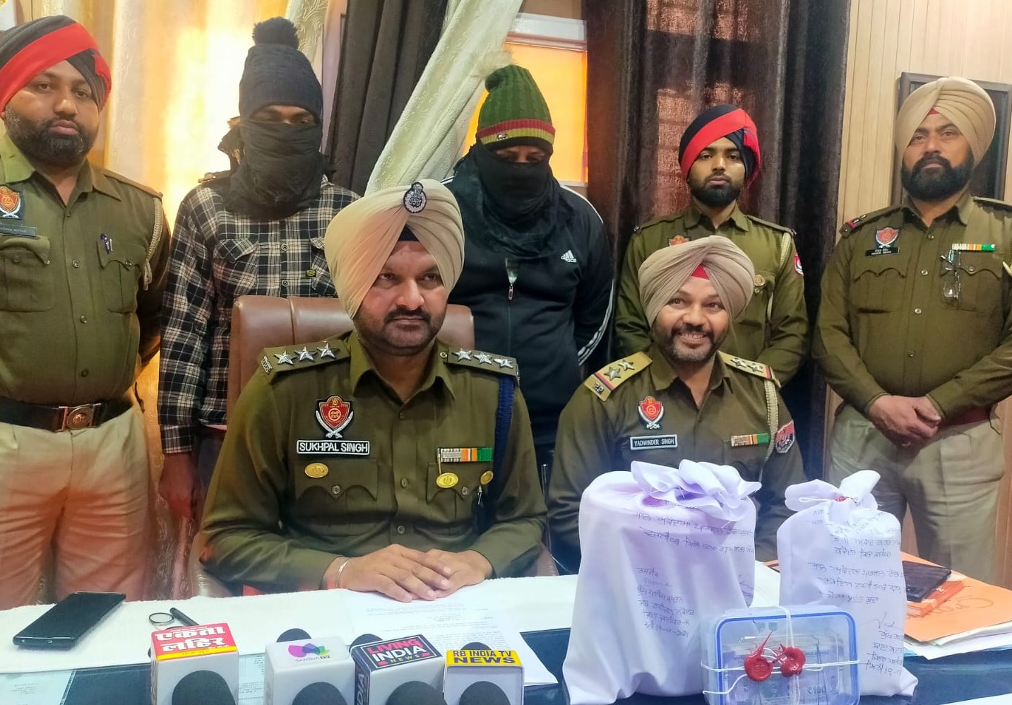  Two drug peddlers arrested with 3 kg heroin  