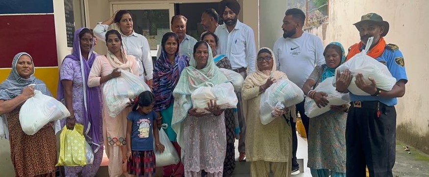 Nakodar police Saanjh Kendra distributes ration.