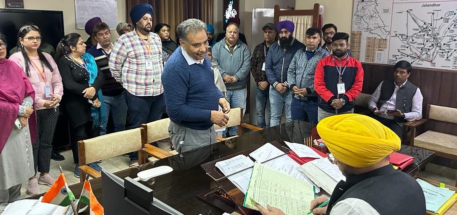 Power Minister conducts checking in Shakti Sadan: directs staff to ensure zero pendency