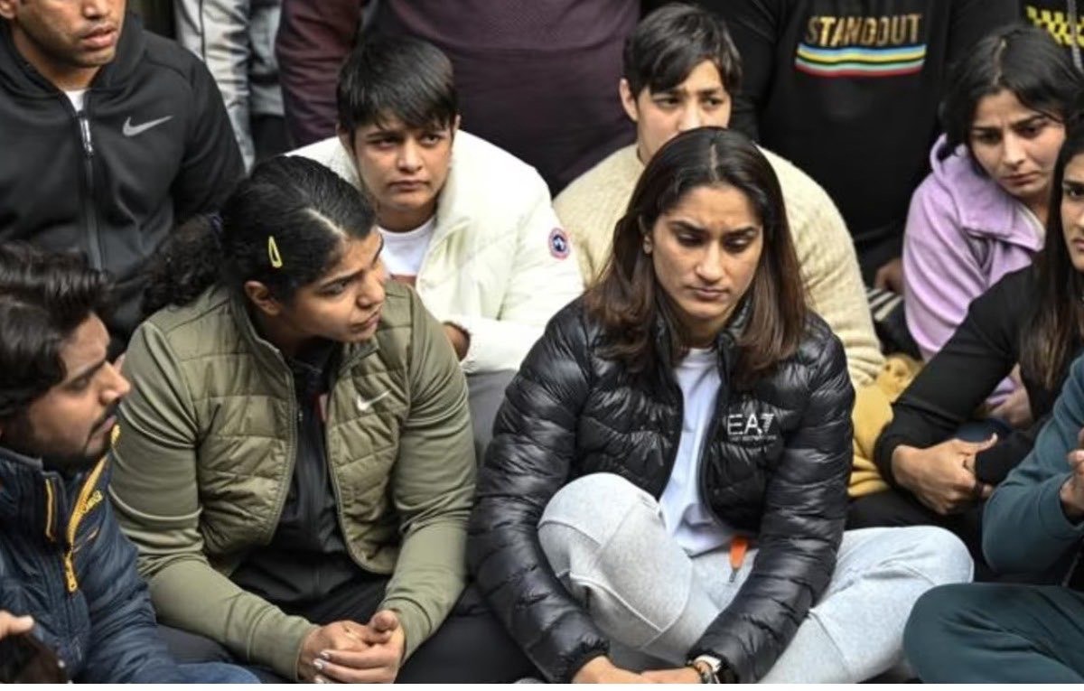 Former Indian Hockey Captain Olympian Pargat Singh stands behind agitating wrestlers.