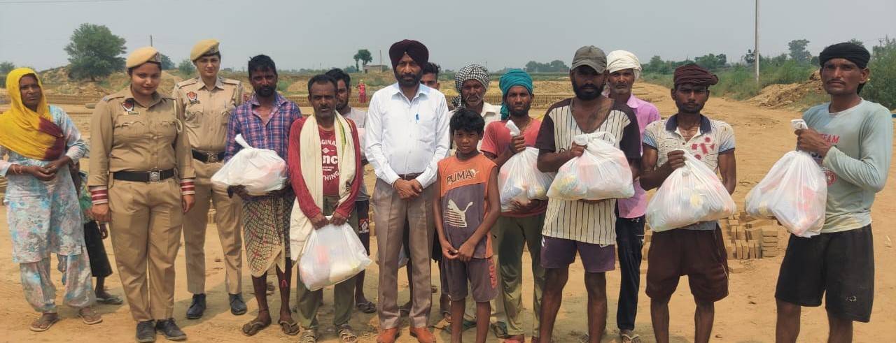 Nakodar police Saanjh Kendra distributes ration.