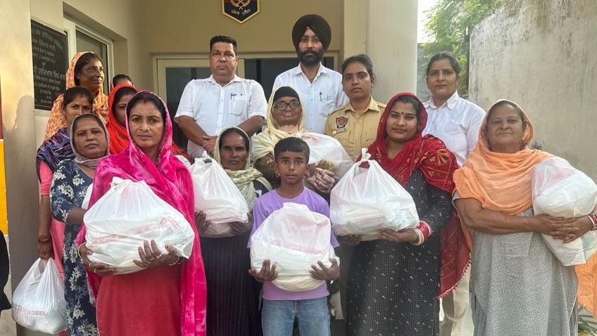 Nakodar police Saanjh Kendra distributes ration.