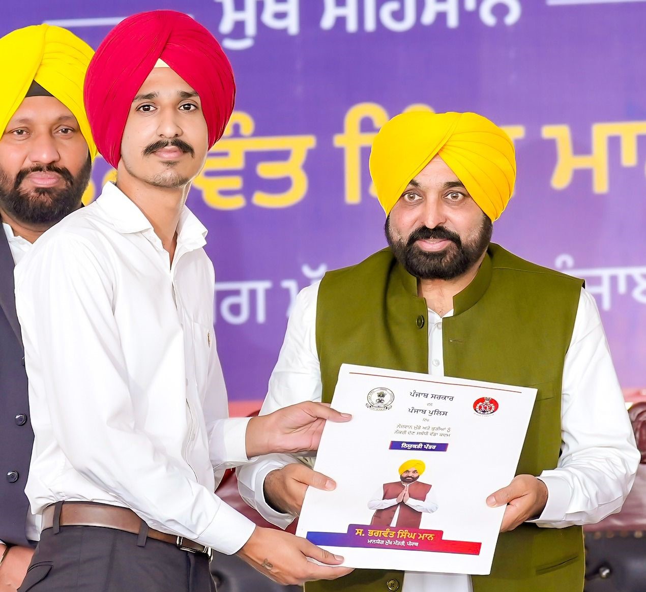 CM hands over appointment letters  to 506 sub-inspectors of Punjab Police ; announces to recruit 1700 new constables